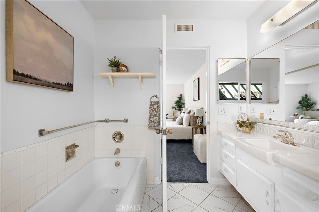 MLS #OC25245403 image #11