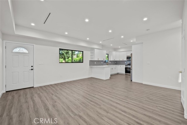 6245 N McLaren, Woodland Hills CA: https://media.crmls.org/medias/406b5549-7865-4320-b87c-0bdeb8db68fa.jpg