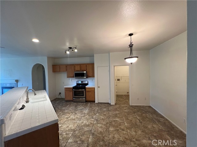 Detail Gallery Image 4 of 27 For 43573 Savannah, Hemet,  CA 92544 - 4 Beds | 2 Baths