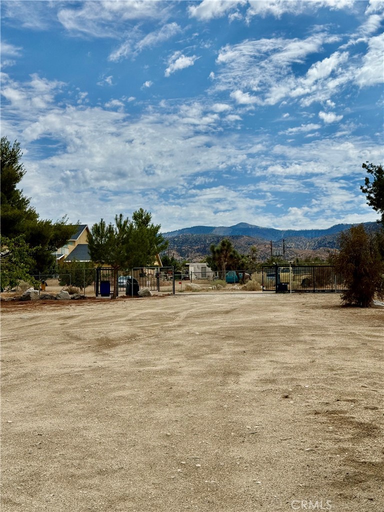 https://media.crmls.org/medias/406e4916-45a5-44e7-80e0-ccffa1118339.jpg?preset=X-Large