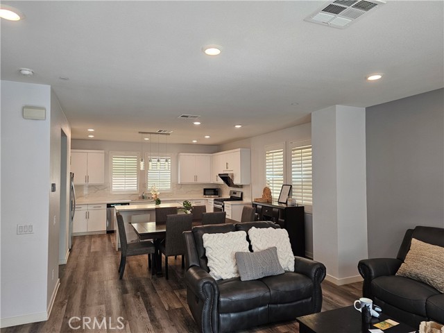 Detail Gallery Image 2 of 14 For 524 S Harbor Blvd, Santa Ana,  CA 92704 - 4 Beds | 3/1 Baths