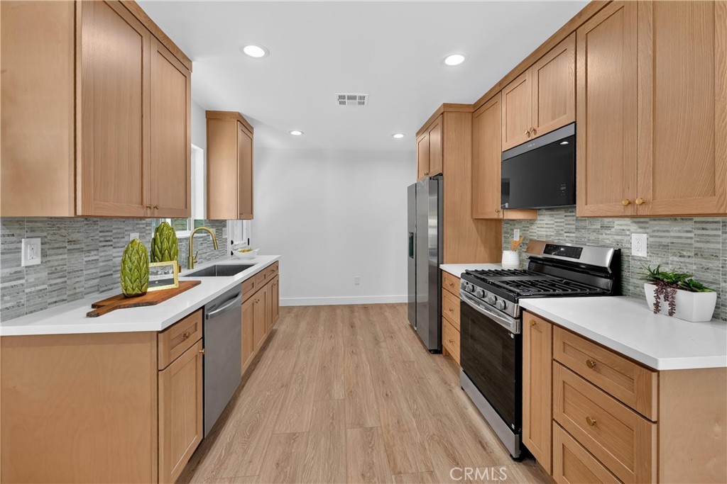 https://media.crmls.org/medias/40706c82-6bbf-4ec3-a882-068a37c8c609.jpg?preset=X-Large
