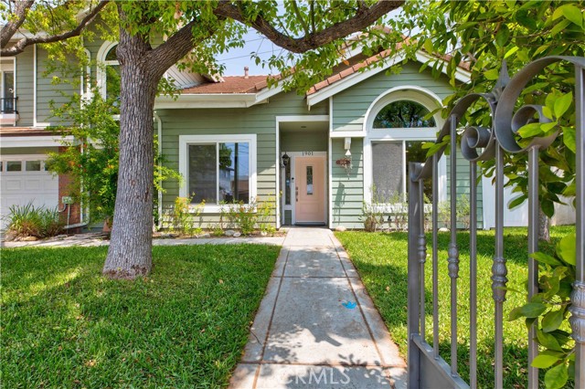 Detail Gallery Image 18 of 47 For 1901 W Pacific Ave, Burbank,  CA 91506 - 3 Beds | 3 Baths