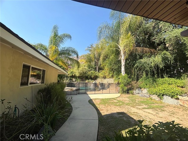 330 Toyon Road, Sierra Madre CA: https://media.crmls.org/medias/40765dc8-cbe3-4aab-be7d-94cfbd2af8d2.jpg