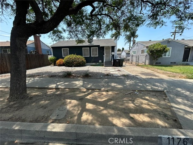 1176 Laurel Avenue, Pomona CA: https://media.crmls.org/medias/407679b1-cdf3-47e2-8100-bbaa09f80fdc.jpg