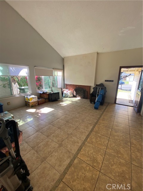 Detail Gallery Image 10 of 13 For 1882 E Larch St, Simi Valley,  CA 93065 - 4 Beds | 2/1 Baths