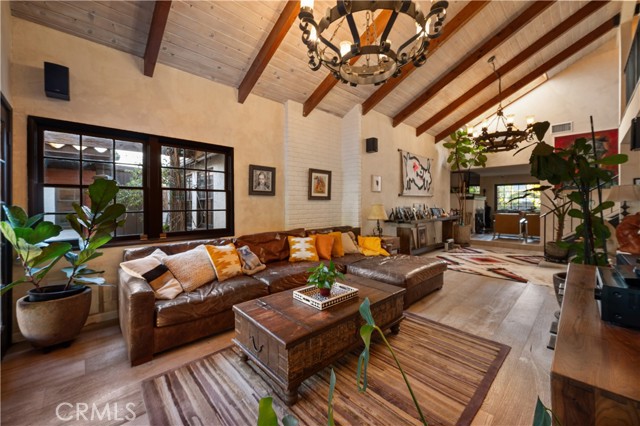 Detail Gallery Image 3 of 29 For 5526 Fulton Ave, Sherman Oaks,  CA 91401 - 4 Beds | 3 Baths