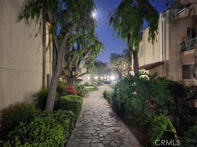 Detail Gallery Image 20 of 26 For 18307 Burbank Bld #14,  Tarzana,  CA 91356 - 2 Beds | 2 Baths