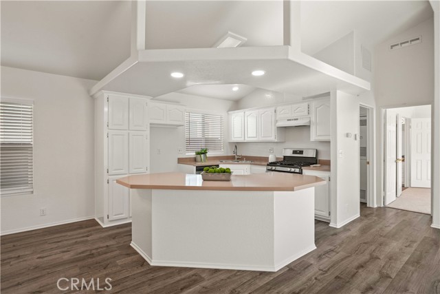 Detail Gallery Image 8 of 28 For 20208 Northcliff Dr, Canyon Country,  CA 91351 - 2 Beds | 2 Baths