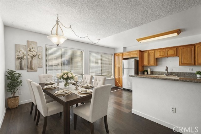 Detail Gallery Image 4 of 47 For 22038 Vanowen St. #215,  Woodland Hills,  CA 91303 - 2 Beds | 3 Baths