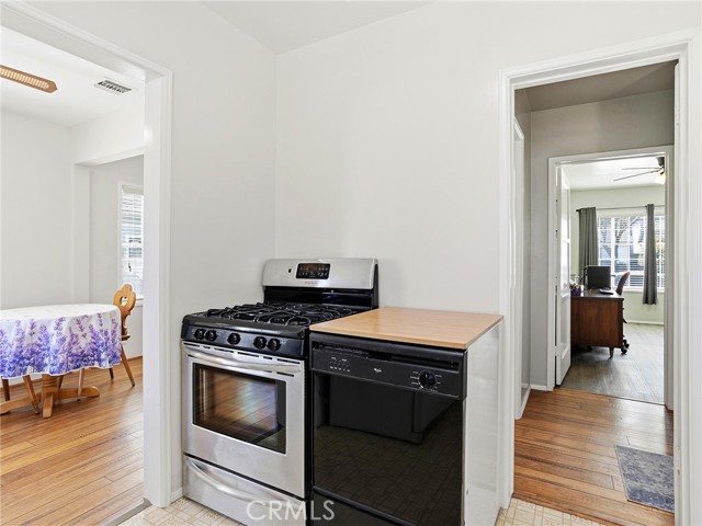 Detail Gallery Image 19 of 45 For 228 N Beachwood Dr, Burbank,  CA 91506 - 3 Beds | 1 Baths