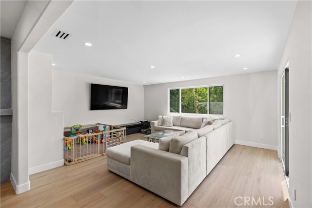 6832 Cantaloupe Avenue, Van Nuys CA: https://media.crmls.org/medias/408bbe72-2cb0-4688-b906-8dcd489eeca0.jpg