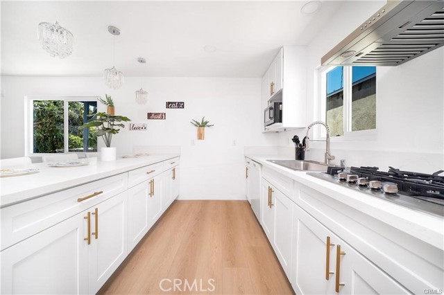 Detail Gallery Image 2 of 9 For 1011 W Myrtle, Santa Ana,  CA 92703 - 3 Beds | 1 Baths