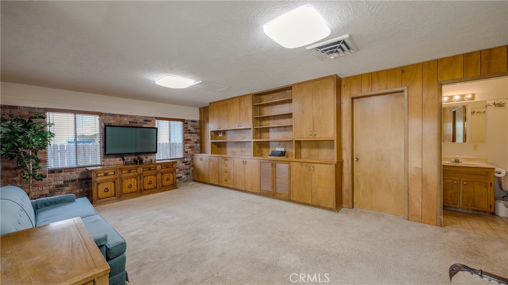 https://media.crmls.org/medias/409134db-6a80-4d2d-b2f4-9c7b44686664.jpg?preset=X-Large