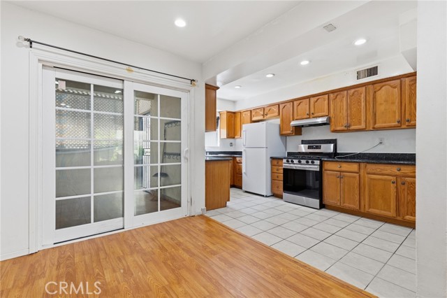 Detail Gallery Image 8 of 28 For 330 N Howard St #108,  Glendale,  CA 91206 - 2 Beds | 2 Baths