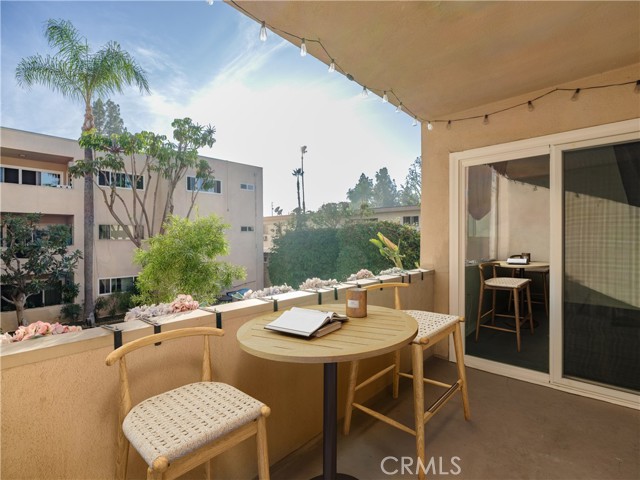 Detail Gallery Image 25 of 28 For 5411 Tyrone, Sherman Oaks,  CA 91401 - 3 Beds | 3 Baths