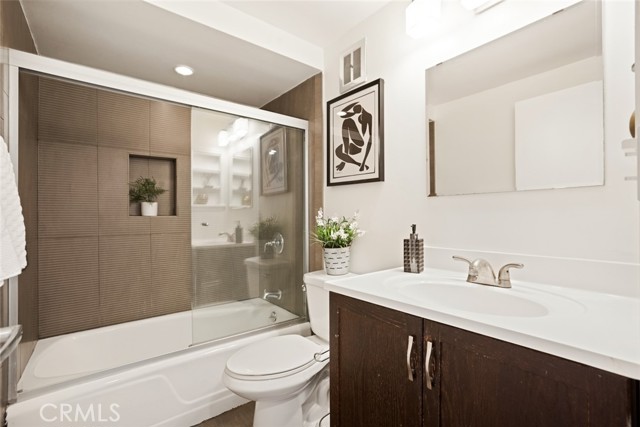 4405 W Sarah Street, Burbank CA: https://media.crmls.org/medias/40938ff7-03e0-4e92-815b-1322c2ab7b12.jpg