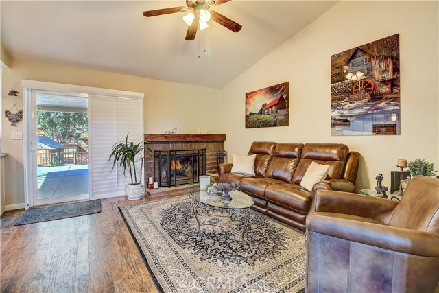 18687 Chickory Drive, Riverside CA: https://media.crmls.org/medias/4095642c-47d4-4ff7-a039-bd1585f14ab1.jpg