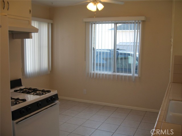 560 W Hamilton Avenue, San Pedro CA: https://media.crmls.org/medias/40982e57-463b-4e6e-a8bc-2ce4795622a9.jpg
