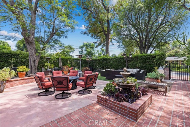 13405 Tiara Street, Valley Glen CA: https://media.crmls.org/medias/409a4e48-069f-4b64-8c70-452b79193efa.jpg