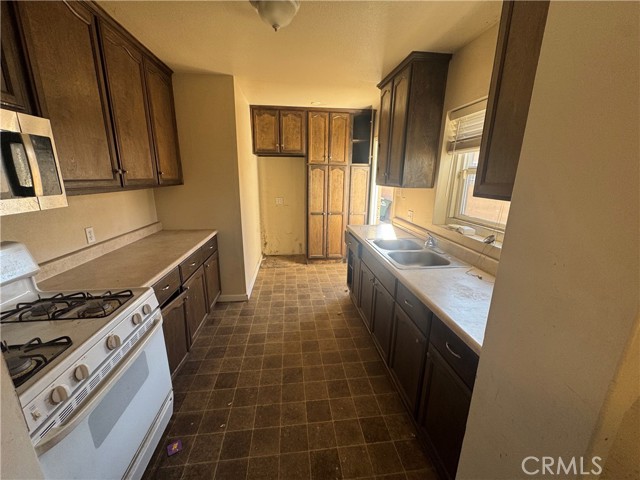 Detail Gallery Image 3 of 8 For 10600 Hildreth Ave, South Gate,  CA 90280 - 2 Beds | 1 Baths