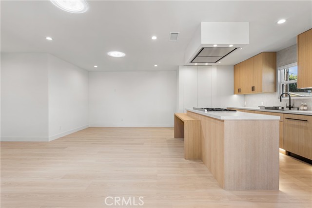 Detail Gallery Image 10 of 33 For 18848 Collins, Tarzana,  CA 91356 - 2 Beds | 2 Baths