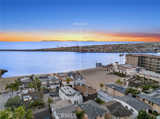 2616 Cove Street, Corona del Mar CA: https://media.crmls.org/medias/409bb4a2-73f5-416d-88b0-1c86aa92aa95.jpg