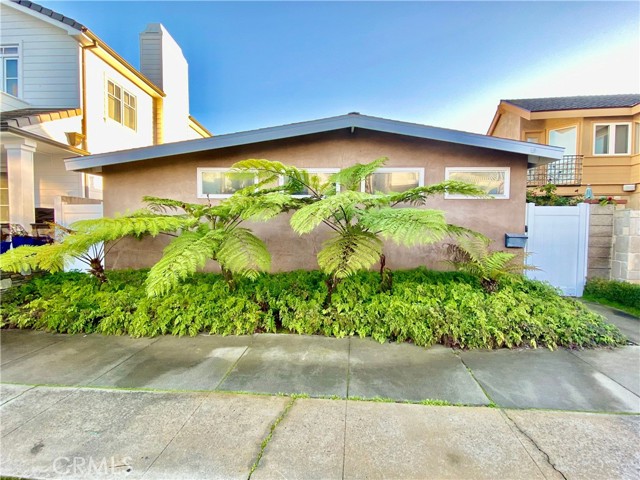 Detail Gallery Image 1 of 22 For 2133 Seville Ave, Newport Beach,  CA 92661 - 3 Beds | 2 Baths