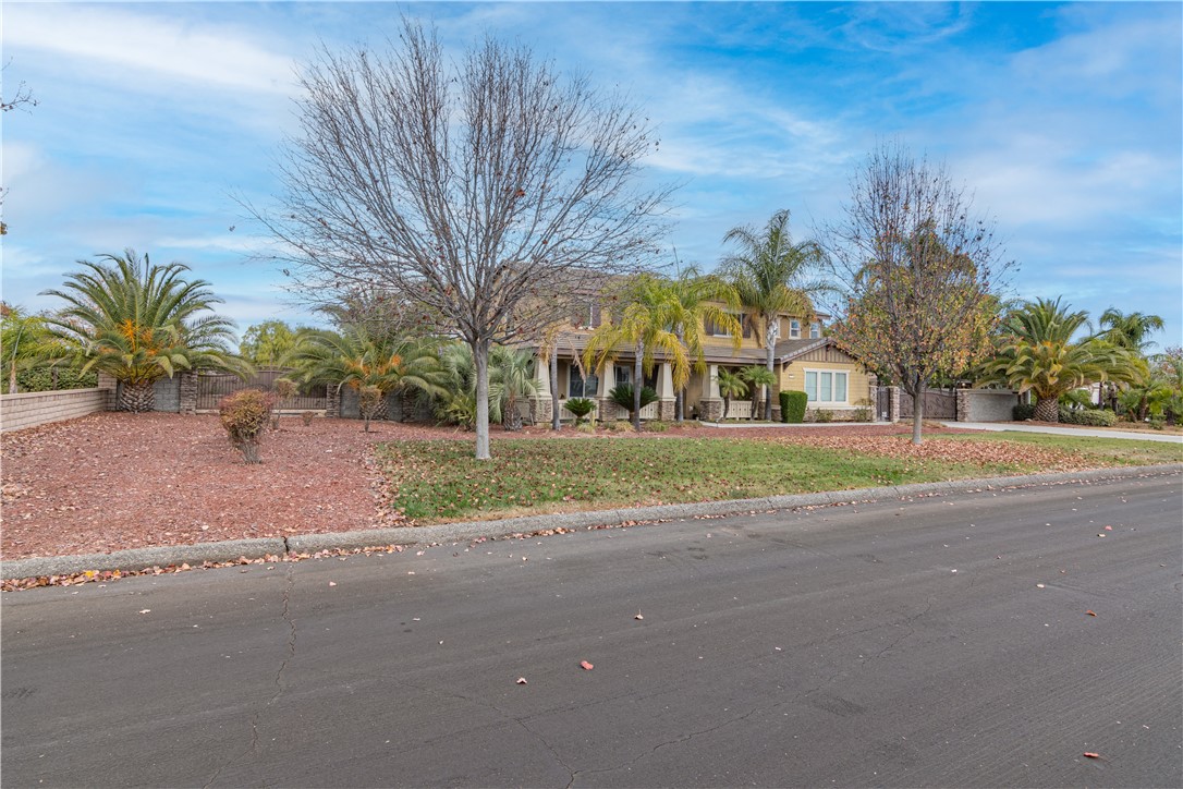 Detail Gallery Image 2 of 49 For 25944 Thistletown Ct, Menifee,  CA 92584 - 4 Beds | 2/1 Baths