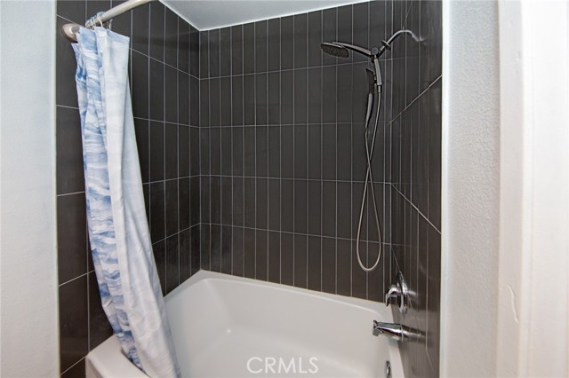Detail Gallery Image 15 of 22 For 22044 Mayall St, Chatsworth,  CA 91311 - 4 Beds | 2/1 Baths