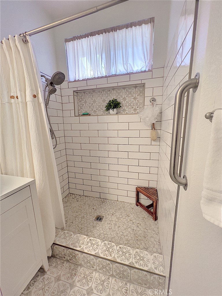 https://media.crmls.org/medias/40a3bd5e-b604-4956-a8ff-1aa1b5dd3960.jpg?preset=X-Large