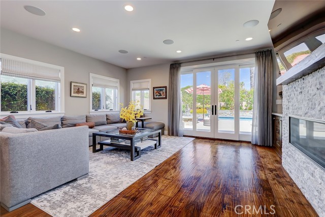 1833 8th Street, Manhattan Beach CA: https://media.crmls.org/medias/40a620d8-effd-473e-934b-6950d375491b.jpg