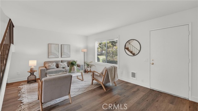 Detail Gallery Image 5 of 41 For 461 W Alton #C,  Santa Ana,  CA 92707 - 3 Beds | 1/1 Baths