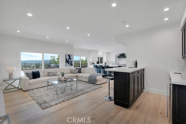 Detail Gallery Image 14 of 30 For 5952 Woodland View Dr, Woodland Hills,  CA 91367 - 5 Beds | 4 Baths