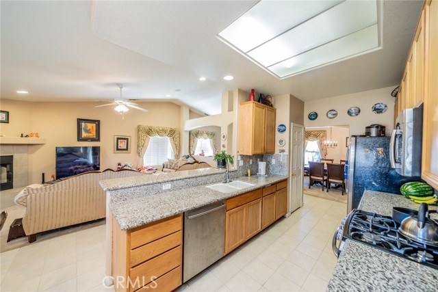 Detail Gallery Image 16 of 46 For 15982 Holly Brook Ln, Victorville,  CA 92395 - 4 Beds | 3 Baths