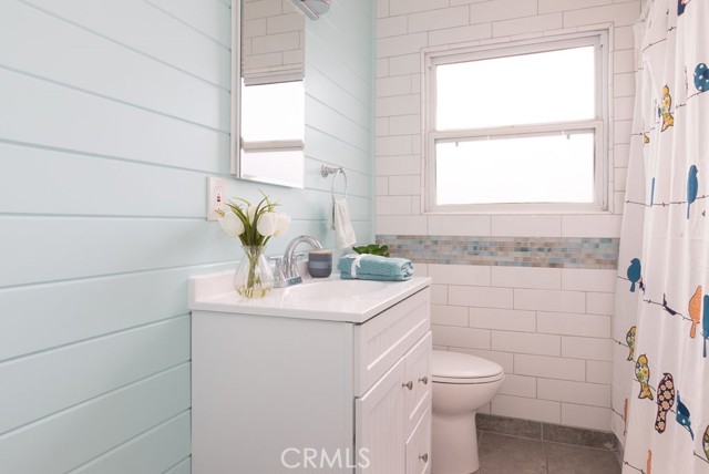 Bright and cherry bathroom #2