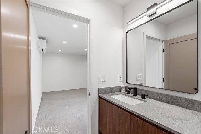 Detail Gallery Image 21 of 33 For 18848 Collins, Tarzana,  CA 91356 - 2 Beds | 2 Baths