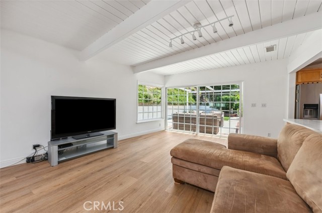 Detail Gallery Image 11 of 23 For 4950 Dunman Ave, Woodland Hills,  CA 91364 - 5 Beds | 3 Baths