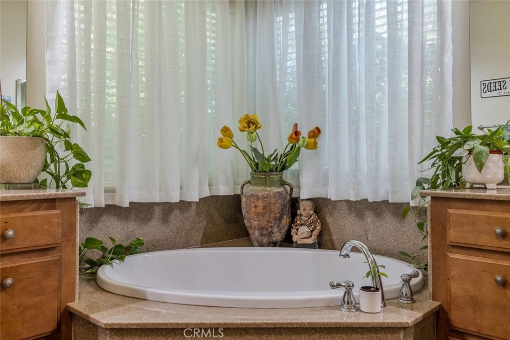 https://media.crmls.org/medias/40adca60-d85d-4df2-ad73-c42d0479b798.jpg?preset=X-Large