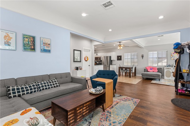 Detail Gallery Image 4 of 37 For 14835 Kittridge St, Van Nuys,  CA 91405 - 5 Beds | 3 Baths