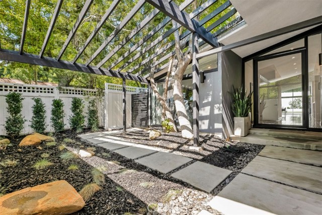 2712 N Beverly Glen Boulevard, Los Angeles CA: https://media.crmls.org/medias/40b000dc-071d-4f71-8568-6876c5d579bd.jpg