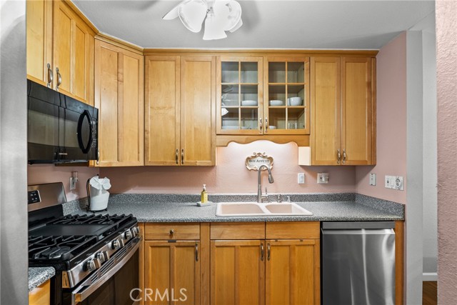 Detail Gallery Image 6 of 24 For 22123 Burbank Blvd #2, Woodland Hills,  CA 91367 - 3 Beds | 2/1 Baths