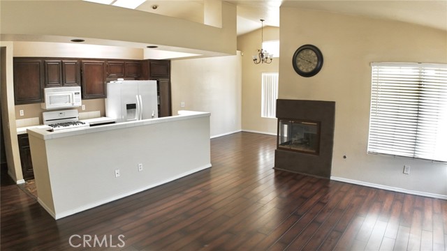 Detail Gallery Image 4 of 8 For 559 Eaton St, Corona,  CA 92879 - 3 Beds | 2 Baths