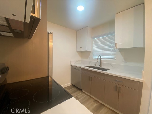 Detail Gallery Image 6 of 21 For 404 N Broadway #5,  Redondo Beach,  CA 90277 - 2 Beds | 1/1 Baths