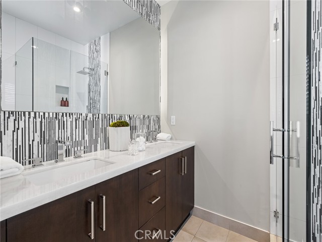 Detail Gallery Image 16 of 29 For 320 35th Street, Manhattan Beach,  CA 90266 - 4 Beds | 4/1 Baths