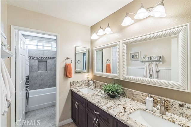 27201 Via Aurora, Mission Viejo CA: https://media.crmls.org/medias/40bab2e0-81fe-4307-a52e-b476c204cd88.jpg