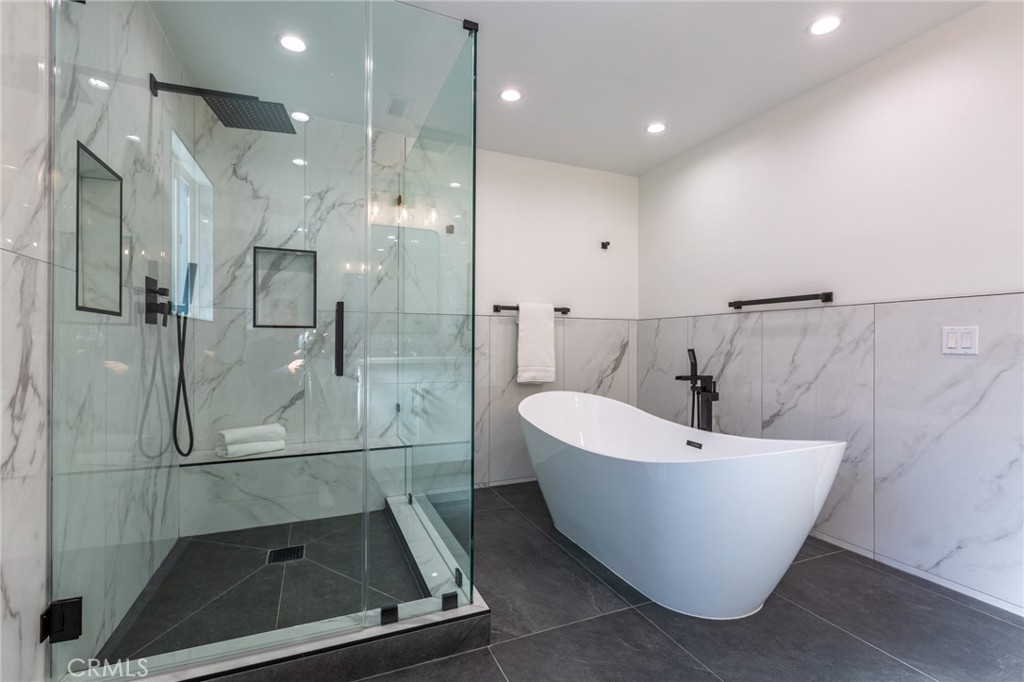 https://media.crmls.org/medias/40bb98e9-70a6-4b4c-8dfc-dab015133677.jpg?preset=X-Large