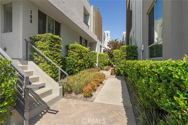 Detail Gallery Image 3 of 31 For 12913 Mission #108,  Hawthorne,  CA 90250 - 2 Beds | 2/1 Baths