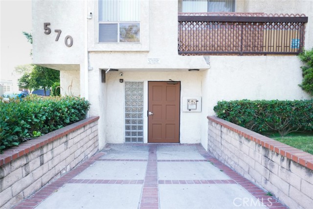 570 W Stocker Street, Glendale CA: https://media.crmls.org/medias/40bd9338-3f95-440b-8412-0623b46bf5ec.jpg