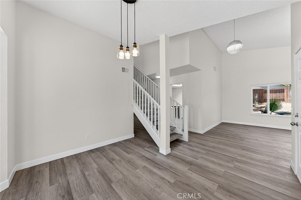 https://media.crmls.org/medias/40c00a6c-9b61-445c-ac96-56dd1e83de6d.jpg?preset=X-Large